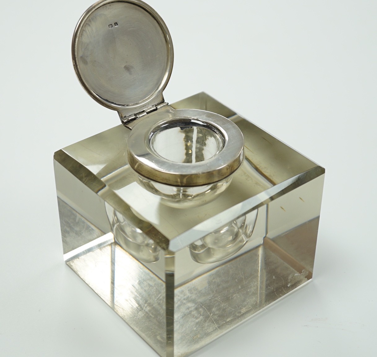 A George V silver mounted glass square inkwell, John Grinsell & Sons, Birmingham, 1925, width 10.1cm.